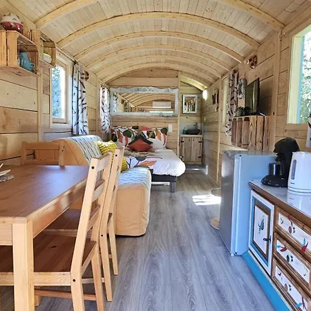 Au Verger Des Louves Bed & Breakfast 3*